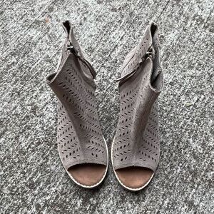 Toms Women's Majorca Peep Toe Booties Perforated Leaf Suede Side Zipper Size 6‎